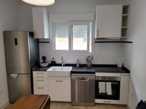 Apartamento con WiFi, patio y garaje privado